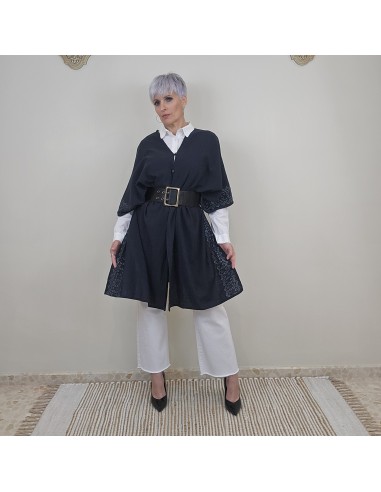 El Kaftan Multiposicion  de  tejido ligero  y estampados étnicos .