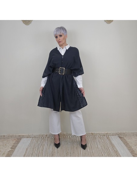 El Kaftan Multiposicion  de  tejido ligero  y estampados étnicos .