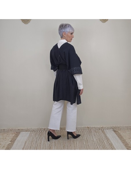 El Kaftan Multiposicion  de  tejido ligero  y estampados étnicos .