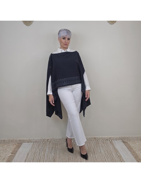 El Kaftan Multiposicion  de  tejido ligero  y estampados étnicos .