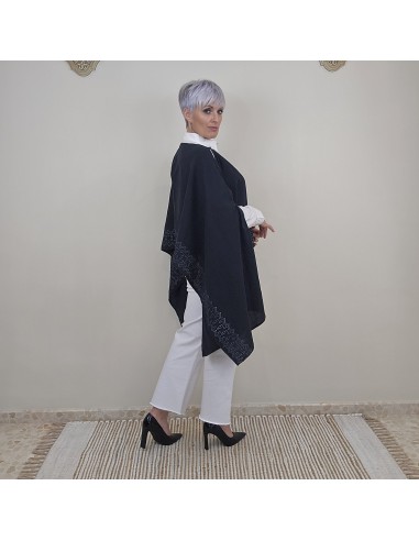 El Kaftan Multiposicion  de  tejido ligero  y estampados étnicos .