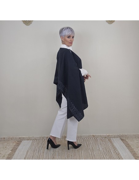 El Kaftan Multiposicion  de  tejido ligero  y estampados étnicos .