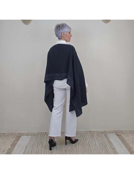 El Kaftan Multiposicion  de  tejido ligero  y estampados étnicos .