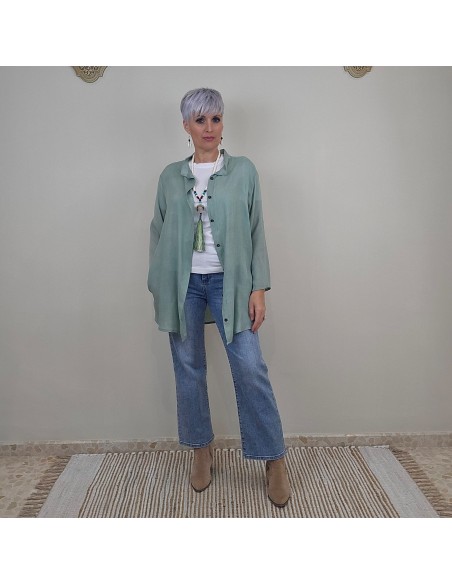 Camisa elaborada en rayón , caída suave y diseño amplio .