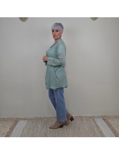 Camisa elaborada en rayón , caída suave y diseño amplio . 2