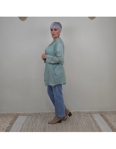 Camisa elaborada en rayón , caída suave y diseño amplio .