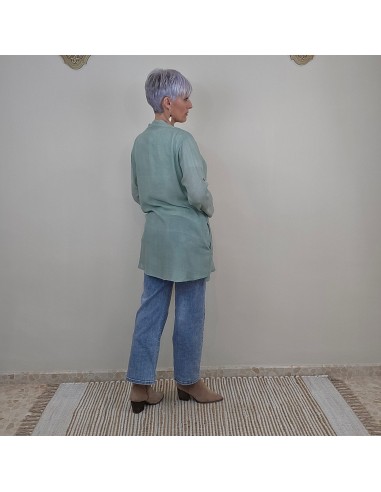 Camisa elaborada en rayón , caída suave y diseño amplio .