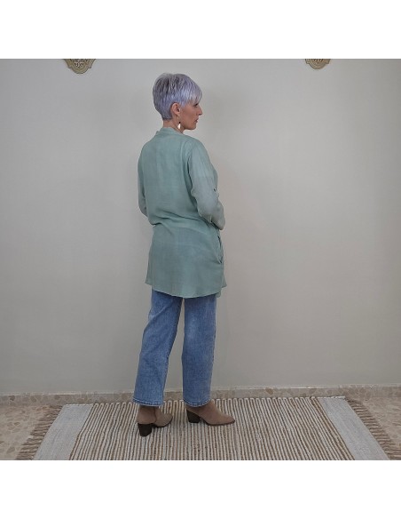 Camisa elaborada en rayón , caída suave y diseño amplio .