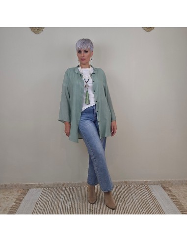 Camisa elaborada en rayón , caída suave y diseño amplio .