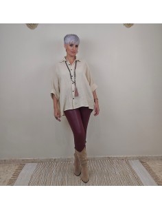 Camisa Oversaice de corte amplio y recto .