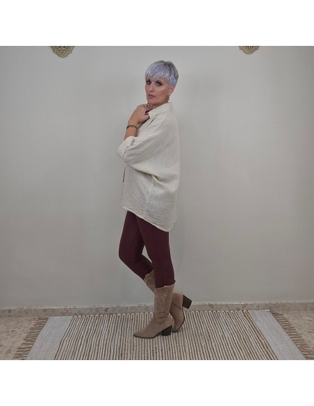 Camisa Oversaice de corte amplio y recto .