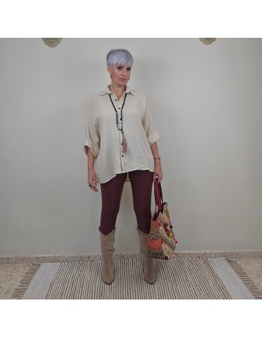 Camisa Oversaice de corte amplio y recto .