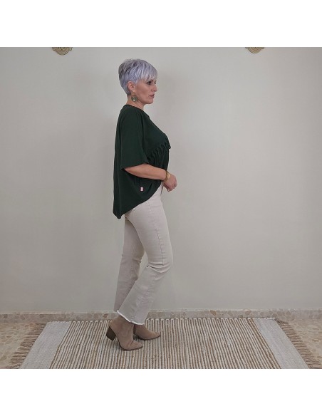 Camiseta de corte asimétrico y tejido de algodón .