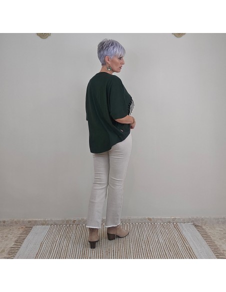 Camiseta de corte asimétrico y tejido de algodón .